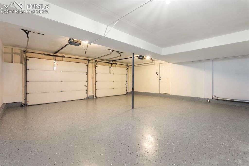 Image 39 of 44: Garage