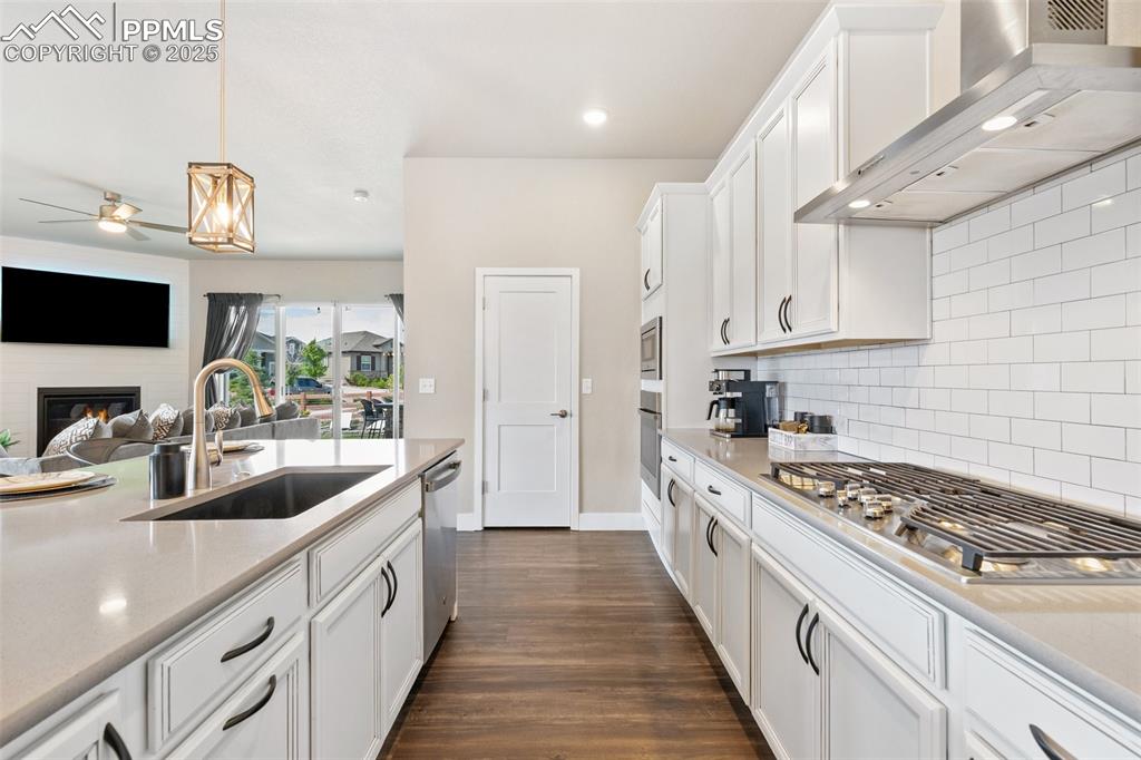 Image 13 of 39: Kitchen