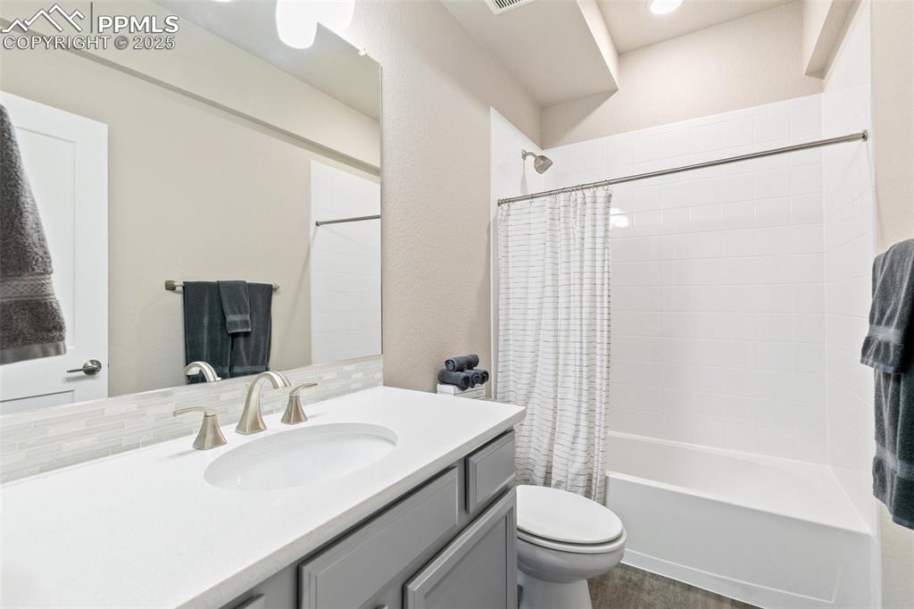 Image 33 of 39: Bathroom