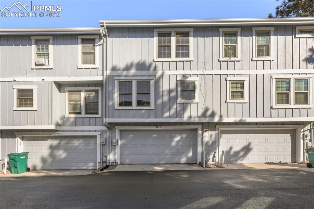 Image 25 of 39: Attached 2 Car Garage!