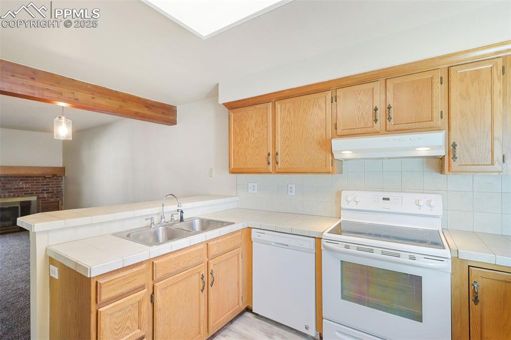 Image 8 of 39: Oak Cabinets!