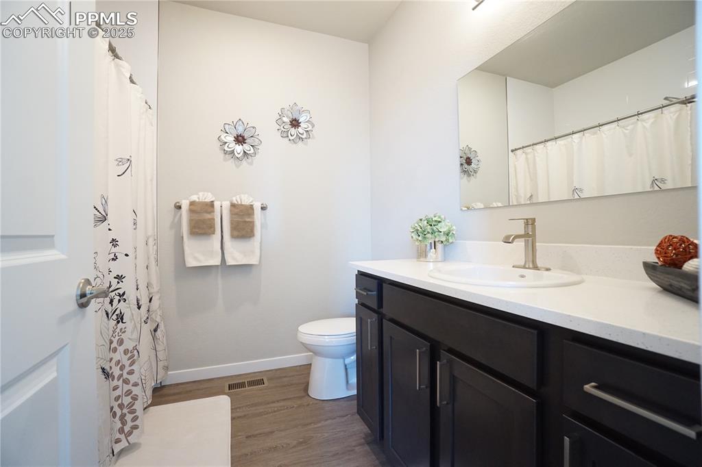 Image 16 of 33: Bathroom