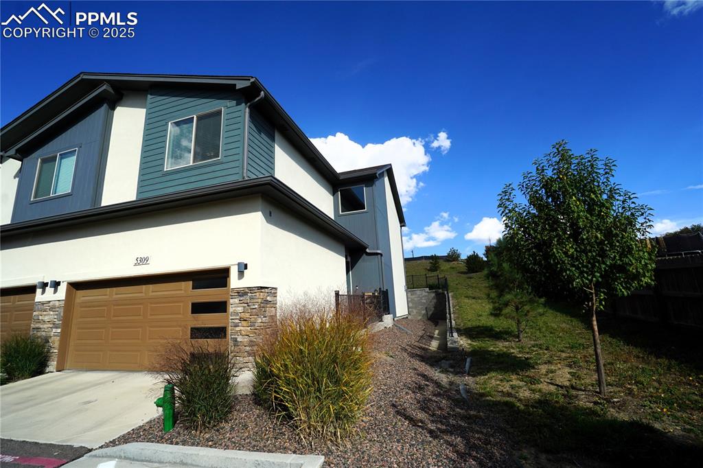 Image 2 of 33: Side of Structure