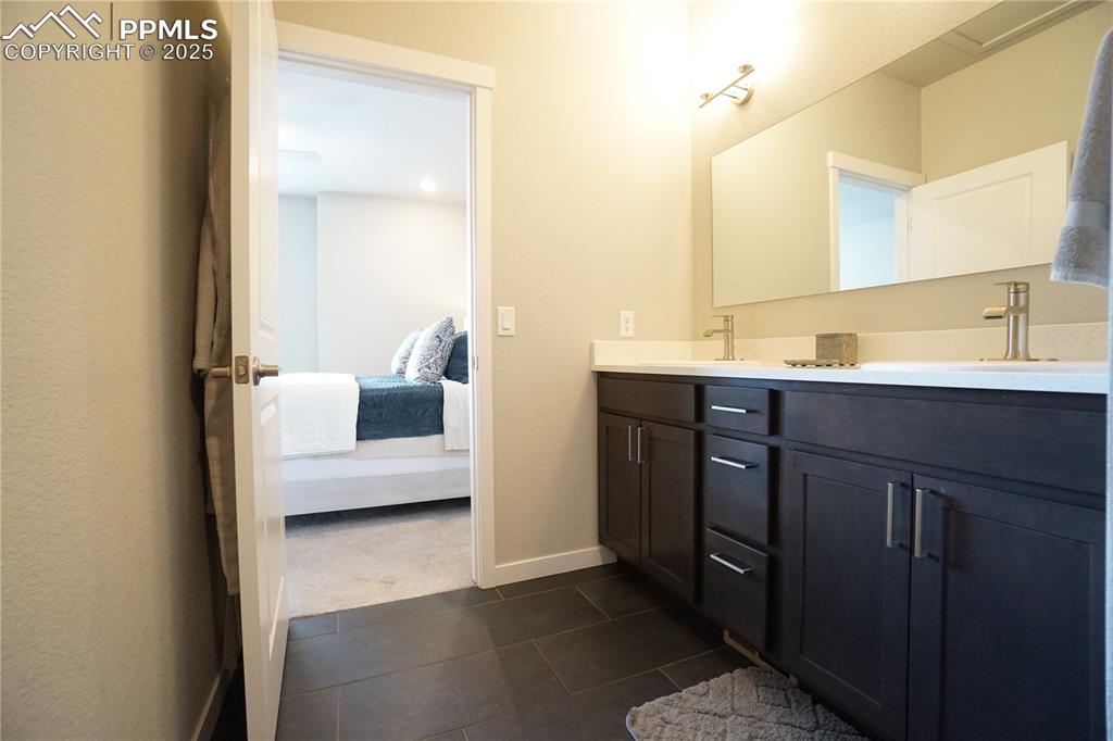 Image 27 of 33: Bathroom