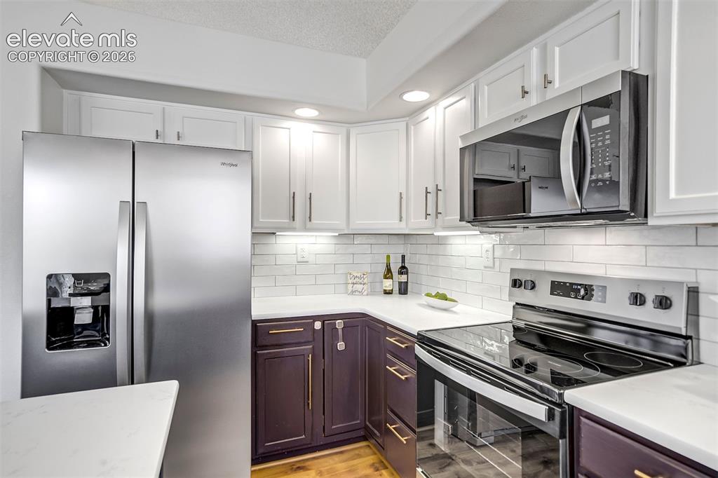 Image 10 of 45: Kitchen