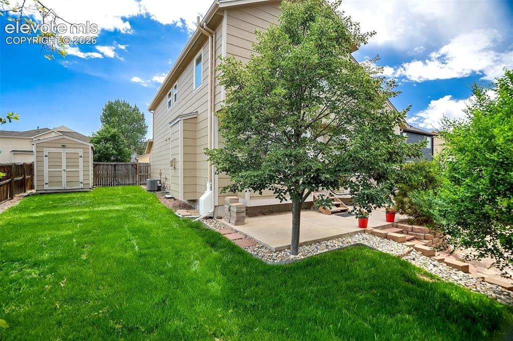 Image 18 of 45: Yard