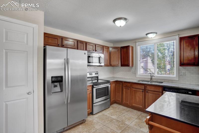 Image 11 of 26: Kitchen