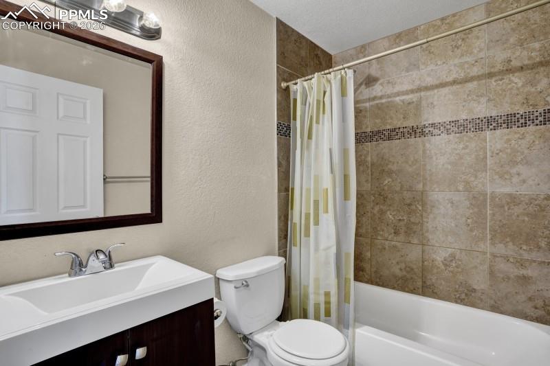 Image 15 of 26: Bathroom