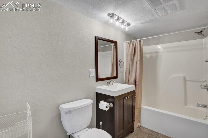 Image 25 of 26: Bathroom