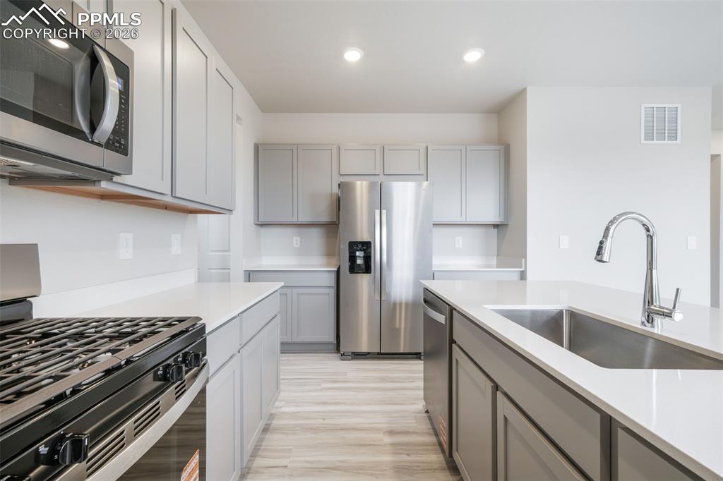 Image 19 of 50: Kitchen