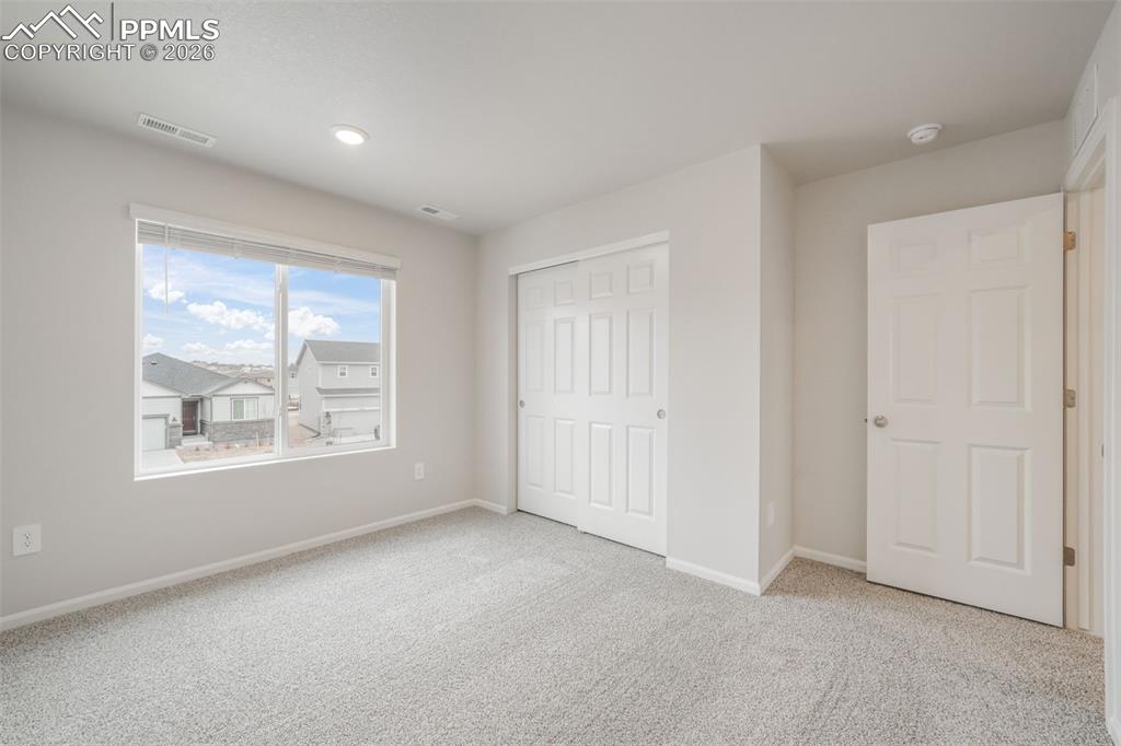 Image 34 of 50: Guest bedroom