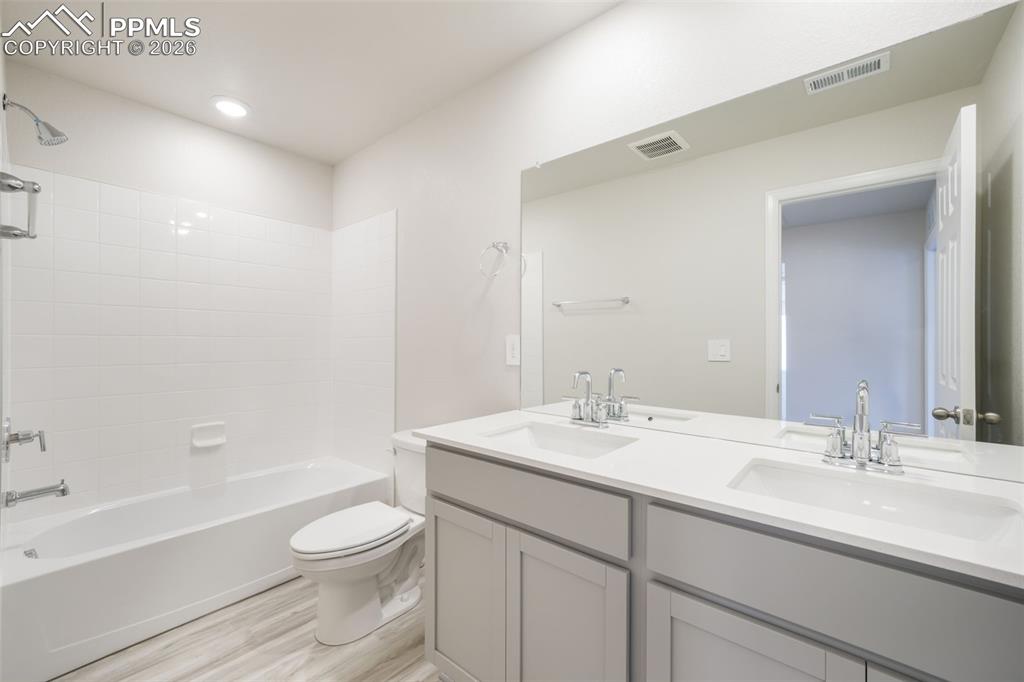 Image 38 of 50: Guest Bathroom