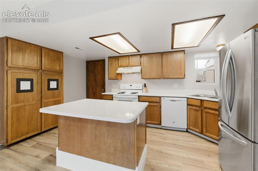 Image 10 of 31: Kitchen