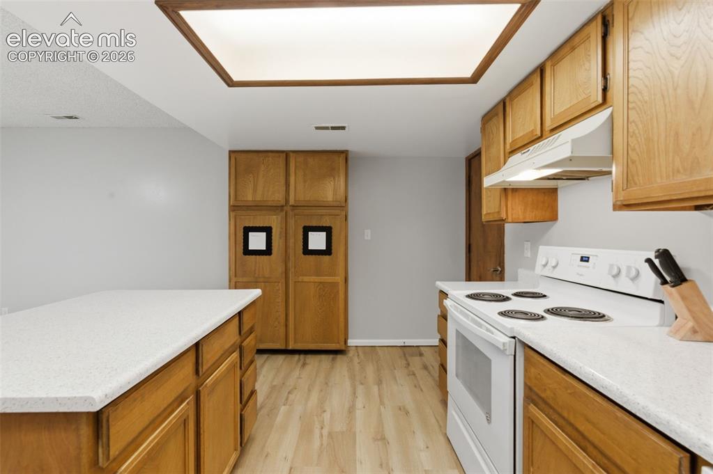 Image 11 of 31: Kitchen