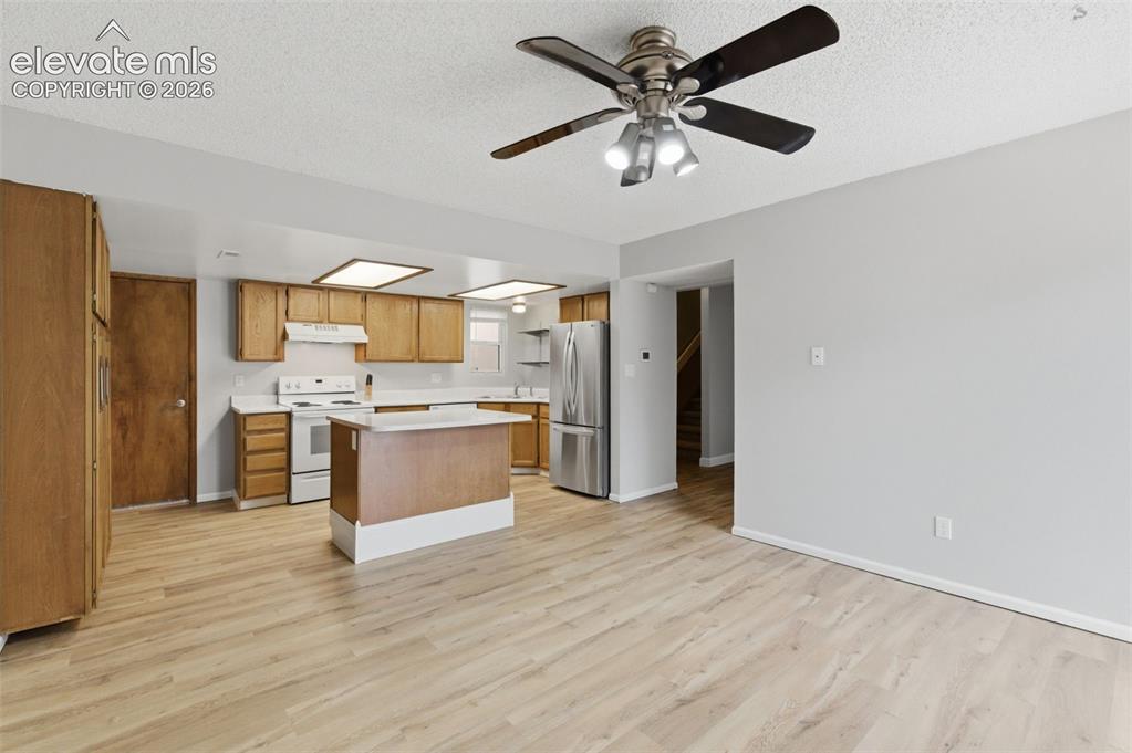Image 12 of 31: Dining Room