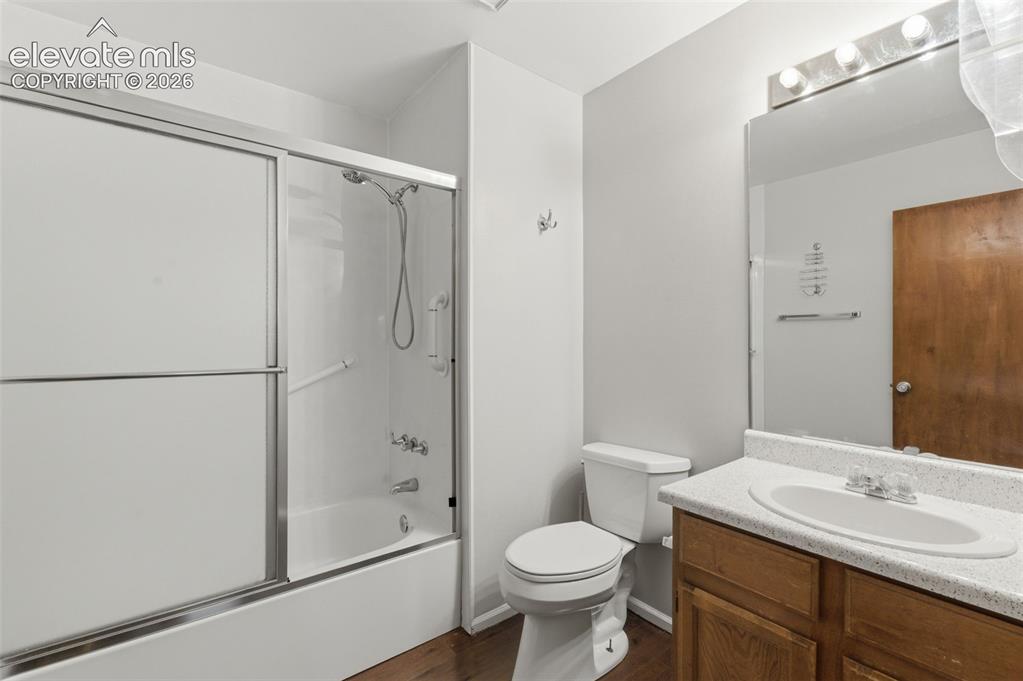 Image 23 of 31: Bathroom