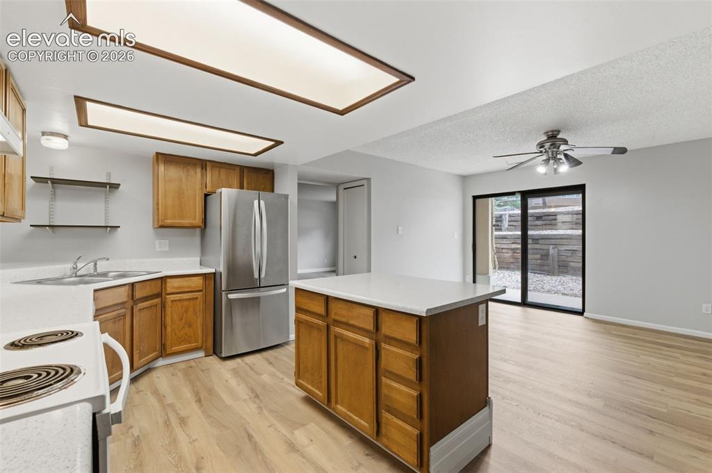 Image 4 of 31: Kitchen