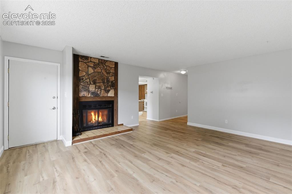 Image 6 of 31: Living Room