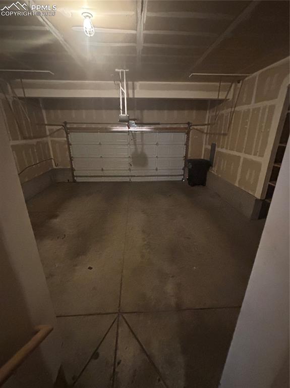 Image 10 of 24: Garage