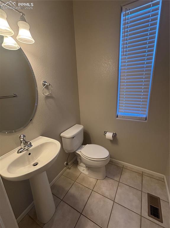 Image 8 of 24: 1/2 powder room 