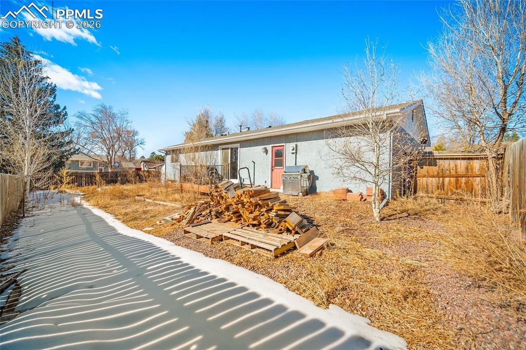 Image 35 of 37: Yard