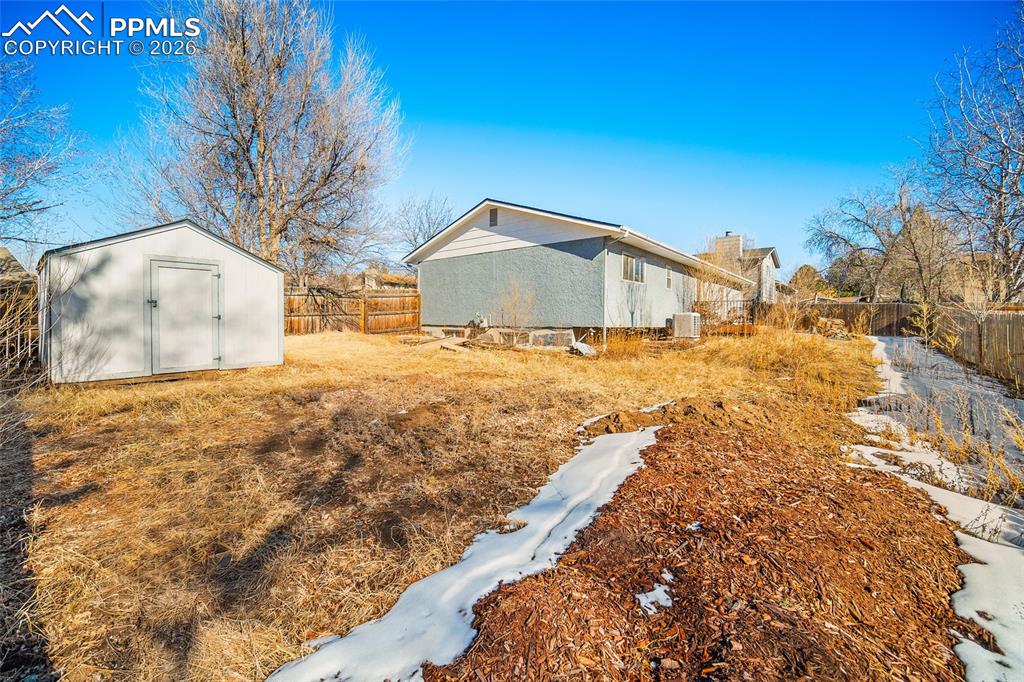 Image 36 of 37: Large backyard! 