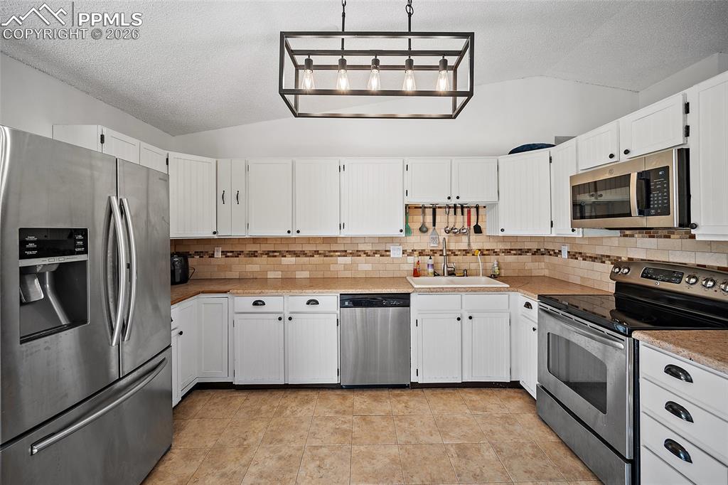 Image 4 of 37: Newer appliances in this easy to work in kitchen. 