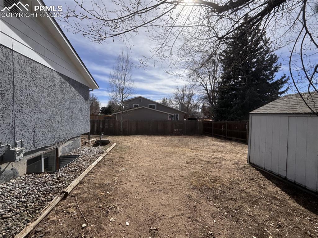 Image 41 of 42: Yard