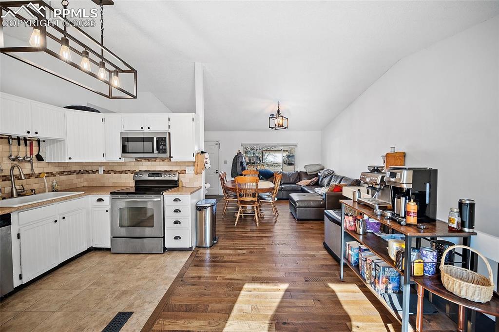 Image 8 of 37: Kitchen