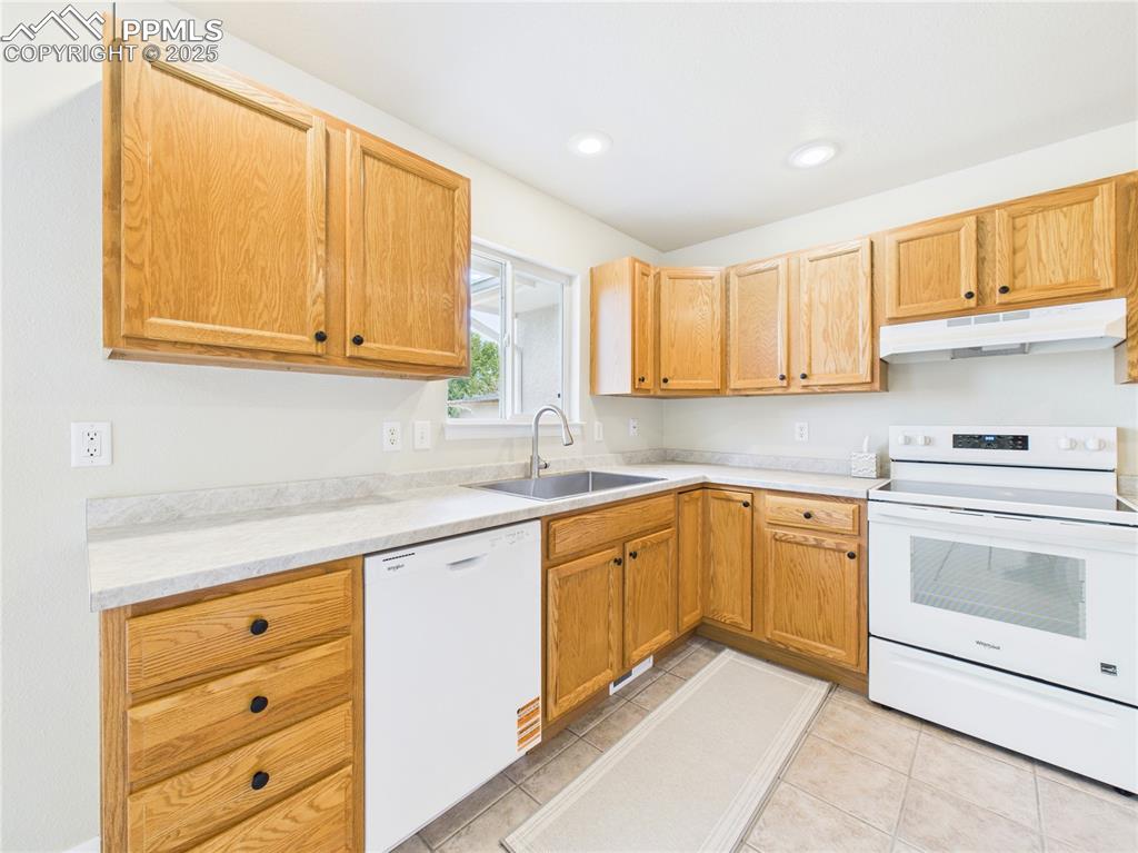 Image 12 of 36: Kitchen