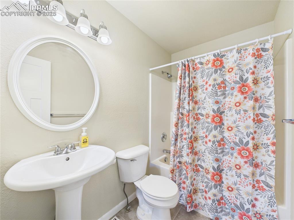 Image 16 of 36: Bathroom