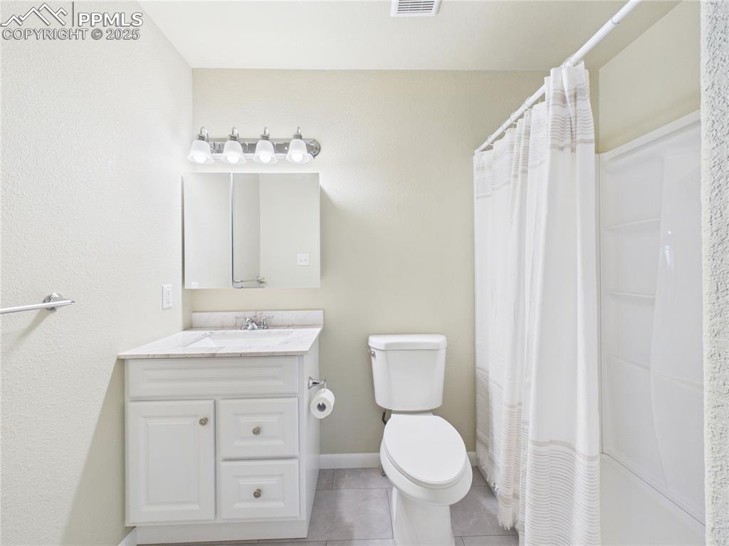 Image 28 of 36: Bathroom