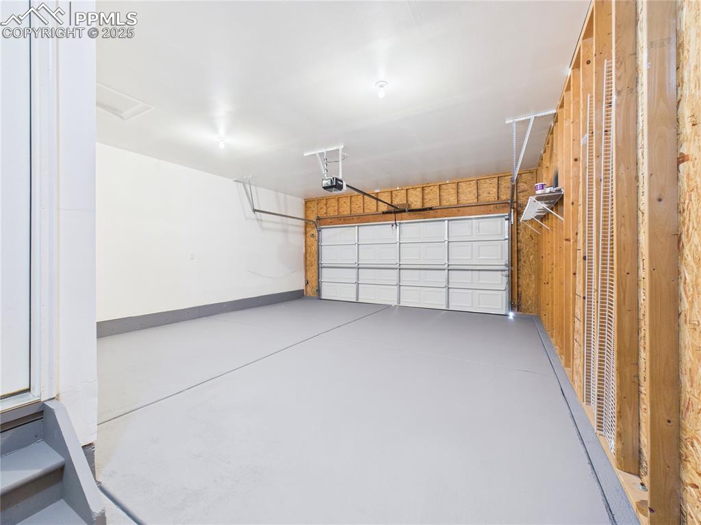 Image 30 of 36: Garage