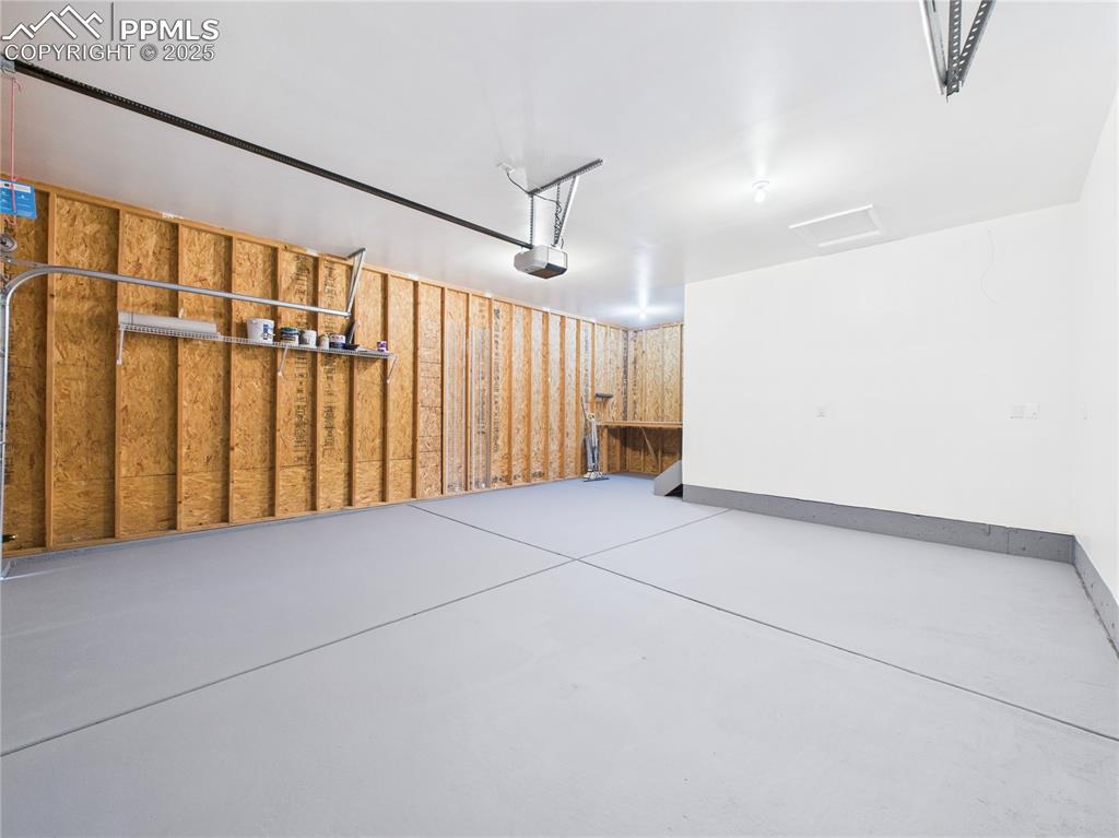 Image 31 of 36: Garage