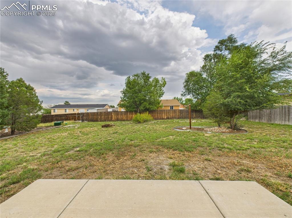 Image 32 of 36: Yard