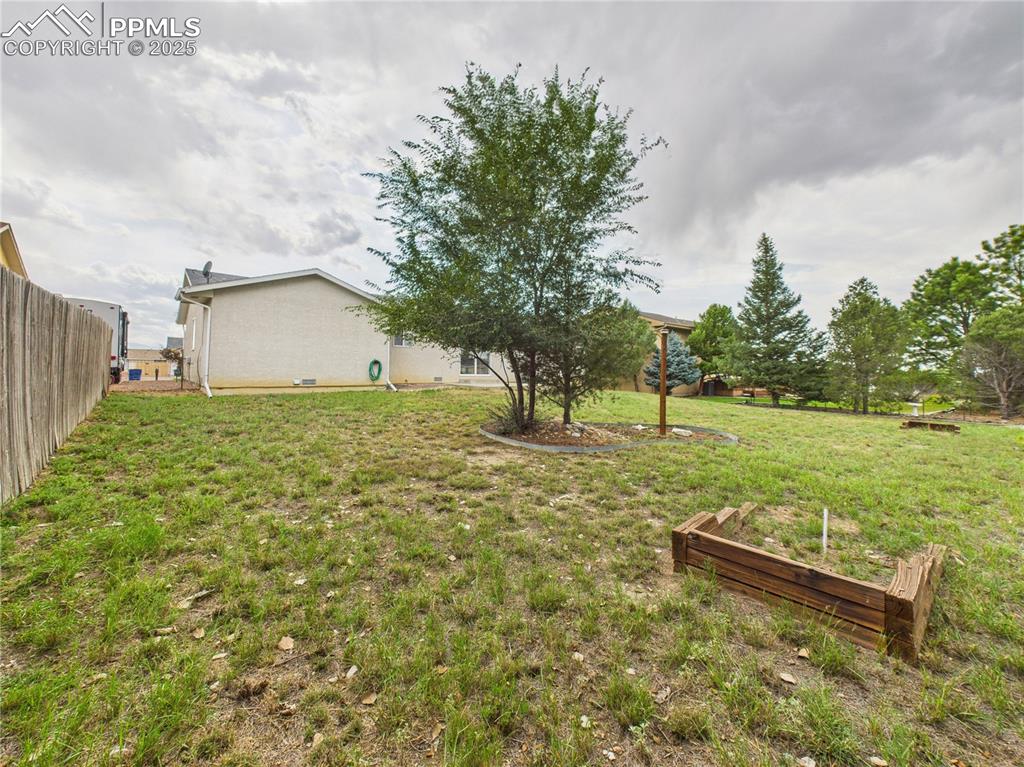 Image 34 of 36: Yard