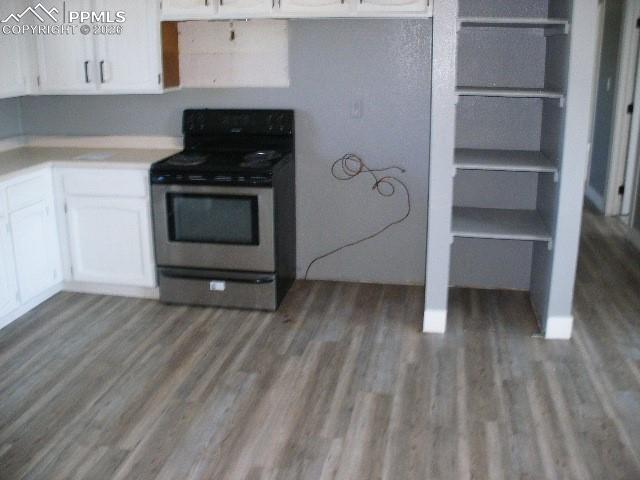 Image 17 of 48: Kitchen