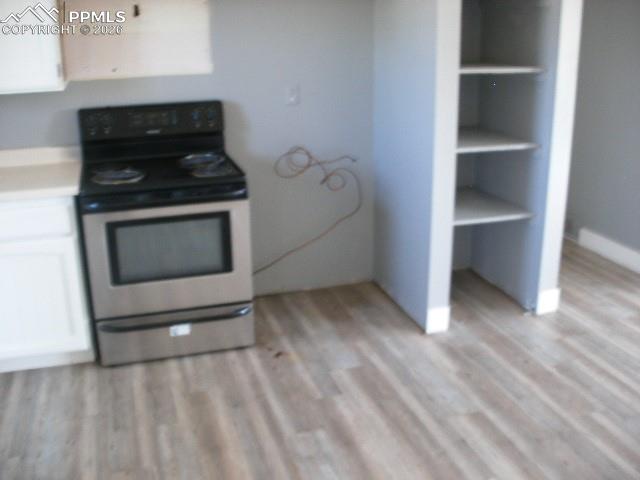 Image 18 of 48: Kitchen