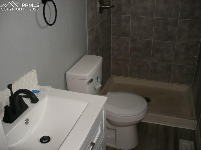 Image 5 of 48: Bathroom
