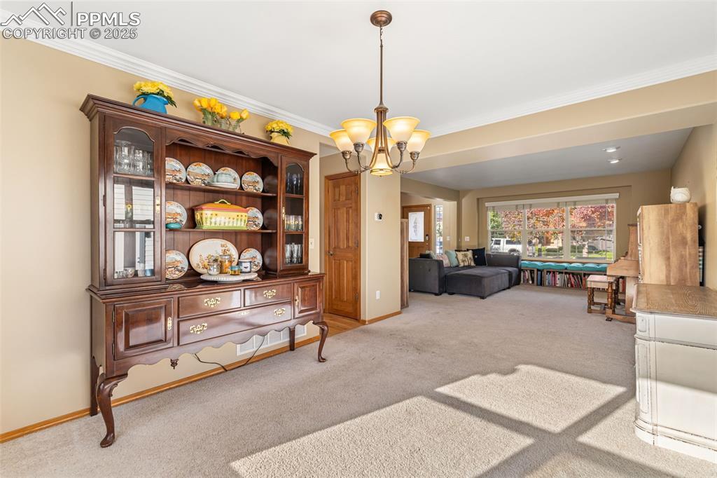 Image 11 of 50: Dining Area