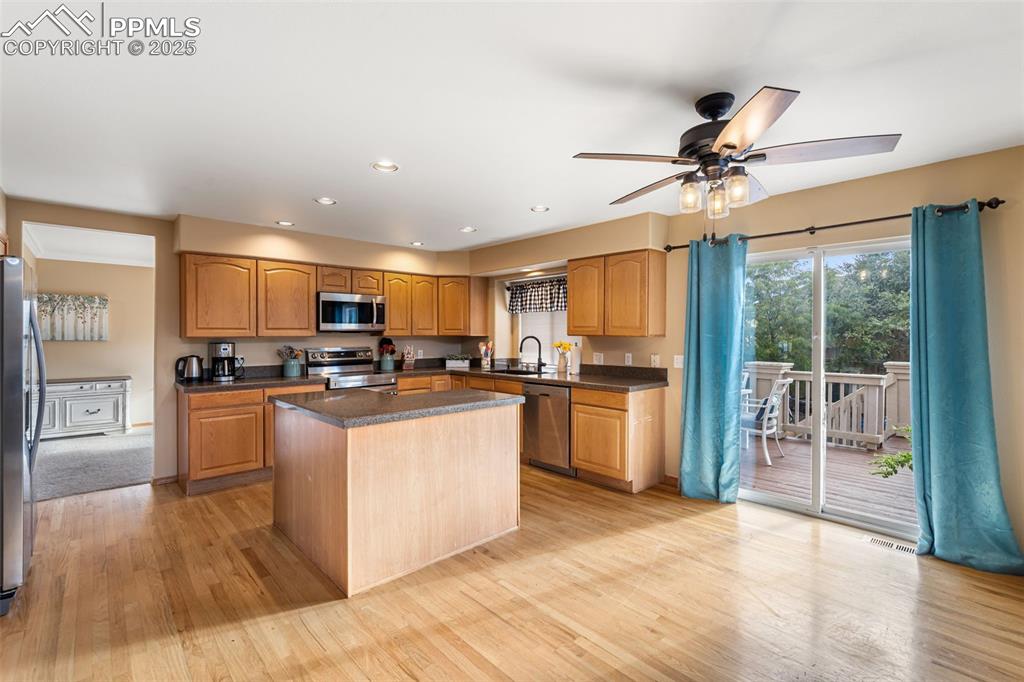 Image 14 of 50: Kitchen