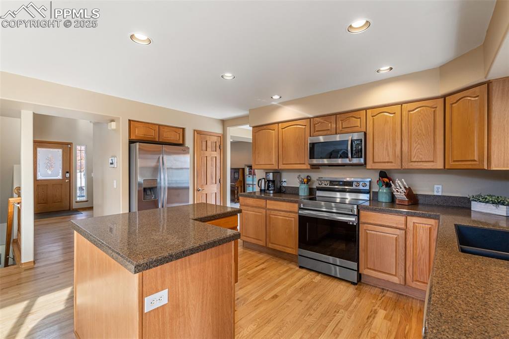 Image 15 of 50: Kitchen