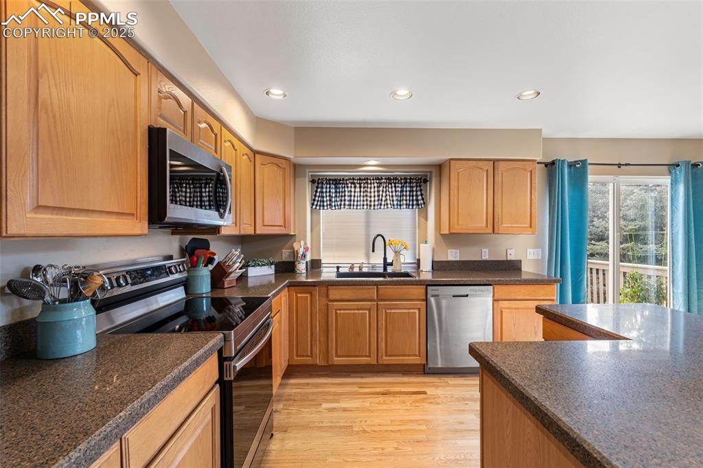 Image 16 of 50: Kitchen