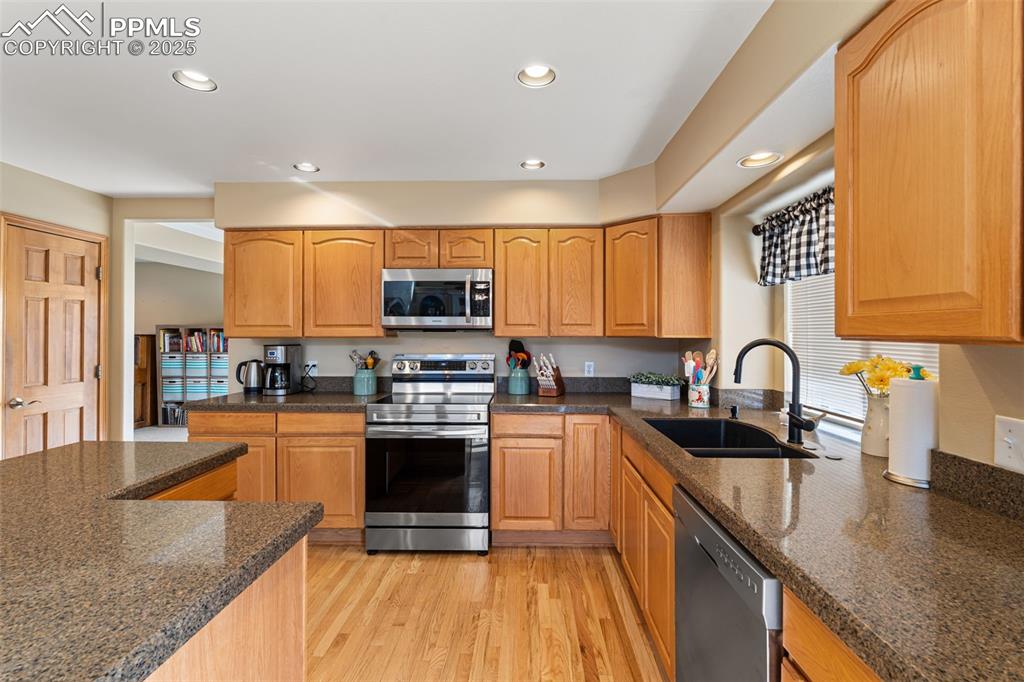 Image 17 of 50: Kitchen