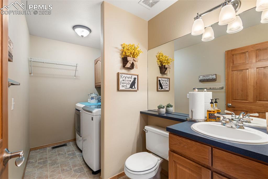 Image 21 of 50: Bathroom