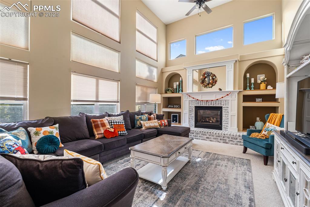 Image 23 of 50: Living Room