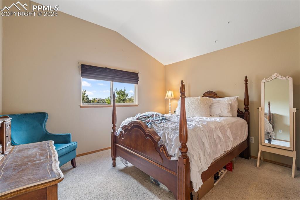 Image 26 of 50: Bedroom