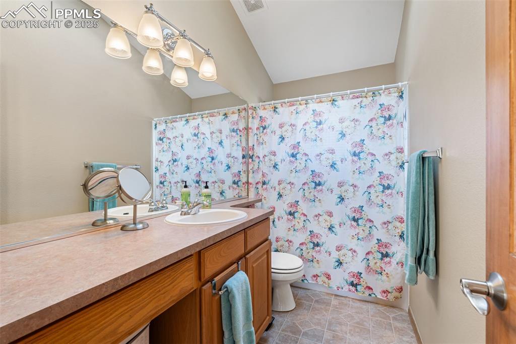 Image 28 of 50: Bathroom