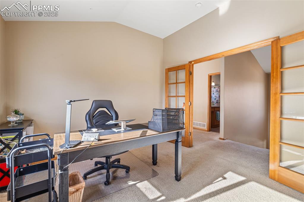 Image 30 of 50: Office