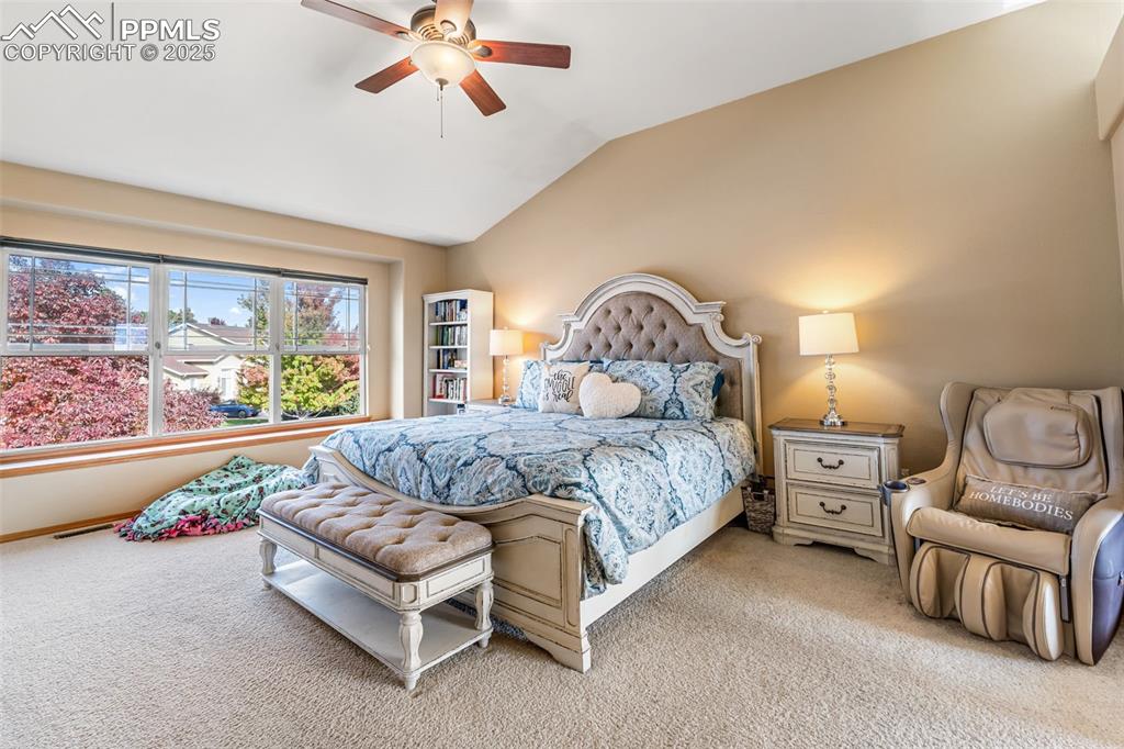 Image 31 of 50: Bedroom